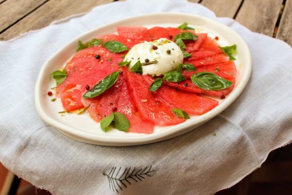 Carpaccio de sandía con burrata y albahaca