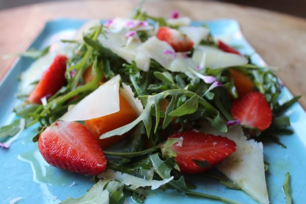 Ensalada de fresas con calabaza y queso de oveja