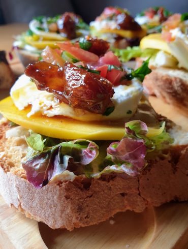 Tosta de burrata y mango