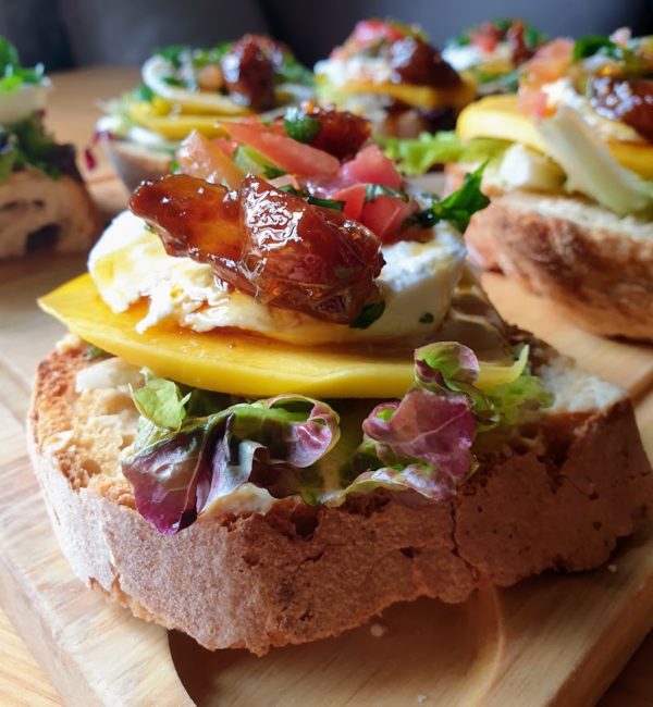 Tostas de burrata y mango