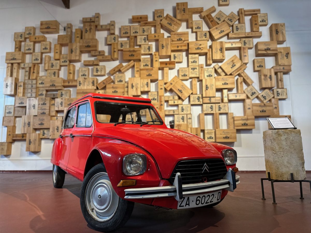 Citroën Dyane 6, el último automóvil de Salvador y Tomasa, usado por Manolo para difundir los vinos de Bodegas Fariña por el norte de España. La expansión de la bodega comenzó con Manolo al volante de una motocicleta Jolaseta 75 y luego una Montesa Brio 82, llevando muestras de los primeros vinos embotellados y etiquetados en la bodega de Casaseca en sus alforjas. Después del Dyane 6, Manolo utilizó varios modelos de Mercedes para viajar por toda España y parte de Europa, llegando a países como Suecia, Dinamarca y Reino Unido.