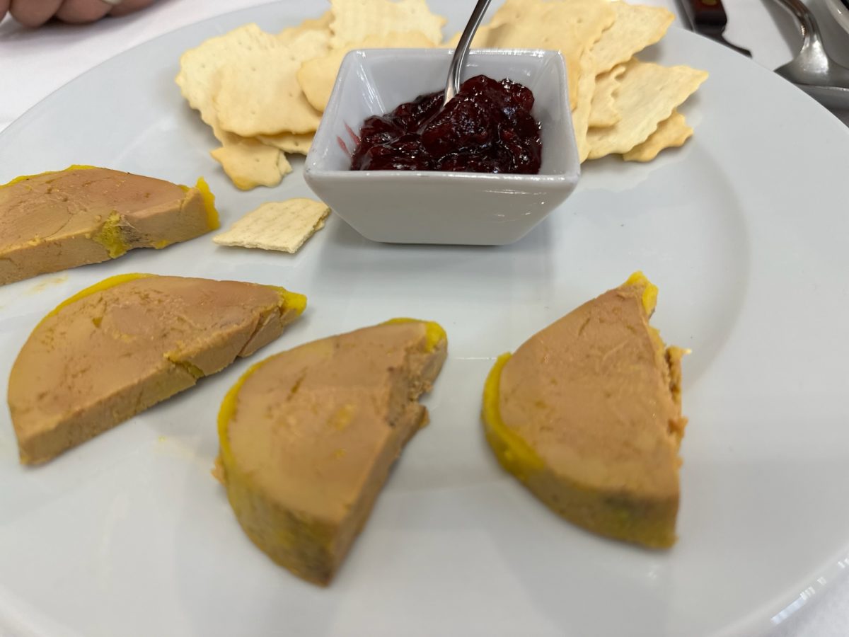 Queso curado de oveja de la D.O. Queso Zamorano y una tosta de foie mi-cuit con confitura de frutos rojos