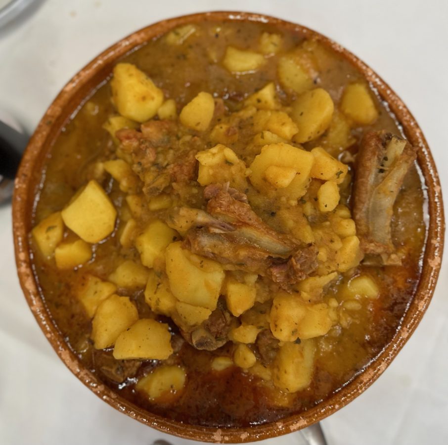 El plato principal consistió en patatas con costillas de cerdo adobadas, una receta tradicional de la familia Fariña