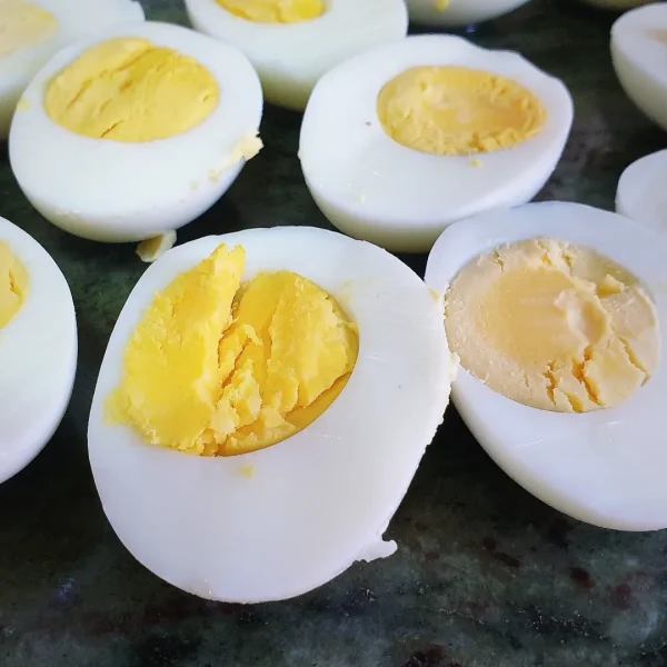 Pelamos y cortamos los huevos por la mitad longitudinalmente.