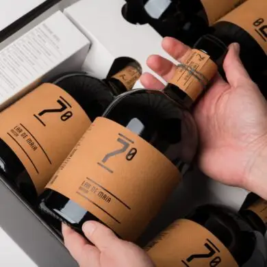 Botella de Lar de Maia, vino de autor gallego, junto a una copa servida