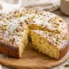 Bizcocho de pistacho y cardamomo espolvoreado con azúcar glas y granillo de pistacho