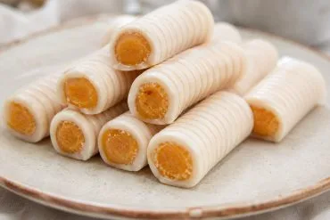 Huesos de santo caseros de mazapán relleno de yema