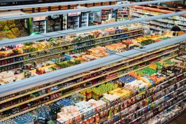 Pasillo de supermercado visto desde arriba, con los lineales llenos de productos envasados