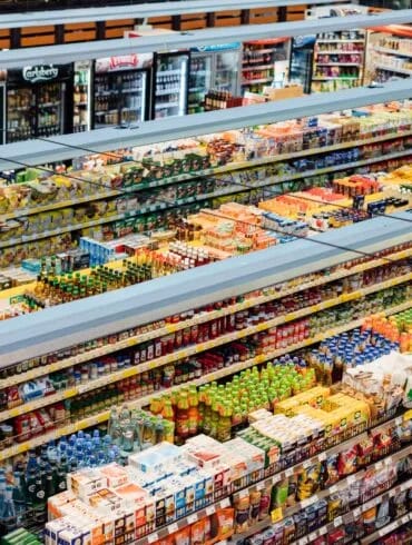 Pasillo de supermercado visto desde arriba, con los lineales llenos de productos envasados