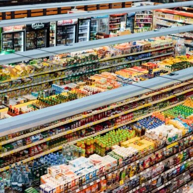 Pasillo de supermercado visto desde arriba, con los lineales llenos de productos envasados