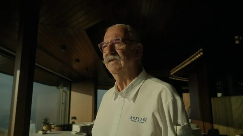 Pedro Subijana con la chaquetilla de Akelarre en el comedor de su restaurante, en un fotograma del documental