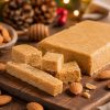 Turrón casero de Jijona en trozos sobre tabla de madera